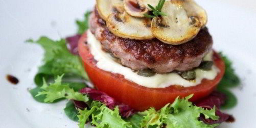 Как приготовить бургер с каперсами, помидором и майонезом