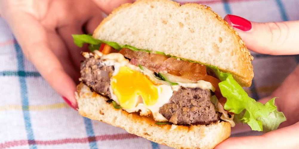 Как приготовить бургер с яйцом