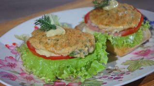 Рецепт Бургеров с котлетками из семги и каперсов