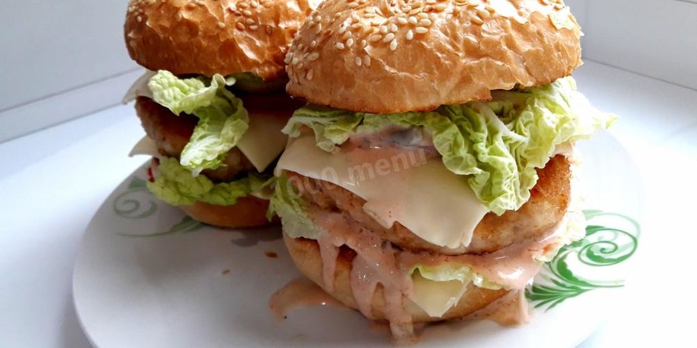 Как приготовить бургеры с мясным фаршем, помидорами и листьями салат