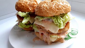 Рецепт Бургеров с мясным фаршем, помидорами и листьями салат