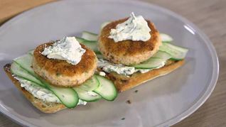Рецепт Бургеров с семгой и огурцом