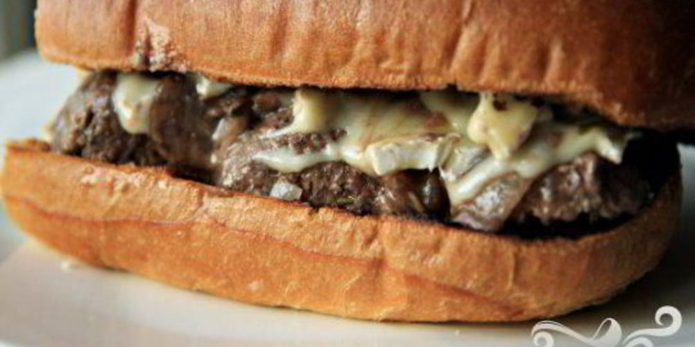 Как приготовить гамбургеры с фрикадельками и сыром бри