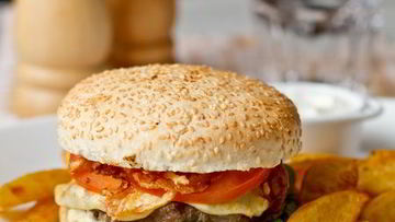 Рецепт Гамбургеров с плавленным сулугуни и хрустящим луком