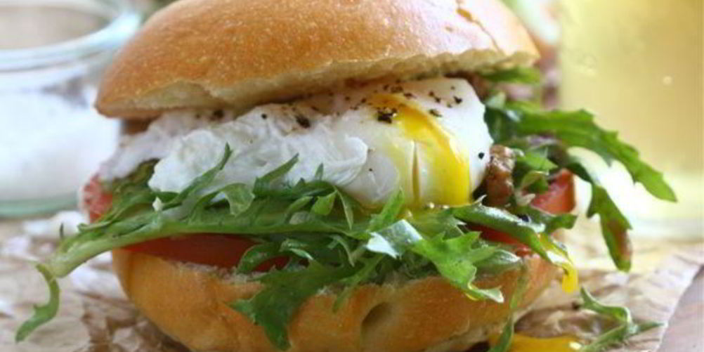 Как приготовить гамбургеры со свининой, яйцами и помидором