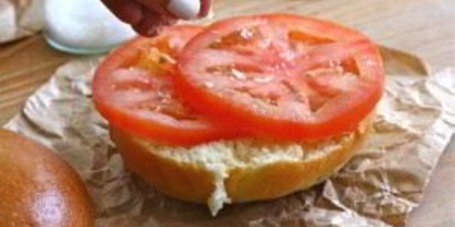 Рецепт гамбургеров со свининой, яйцами и помидором