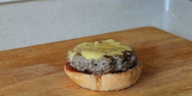 Рецепт мексиканского бургера с манговой сальсой и козьим сыром