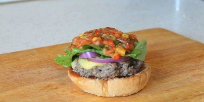 Рецепт мексиканского бургера с манговой сальсой и козьим сыром