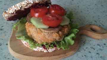 Рецепт Постного бургера с котлетой из нута и свекольным соусом