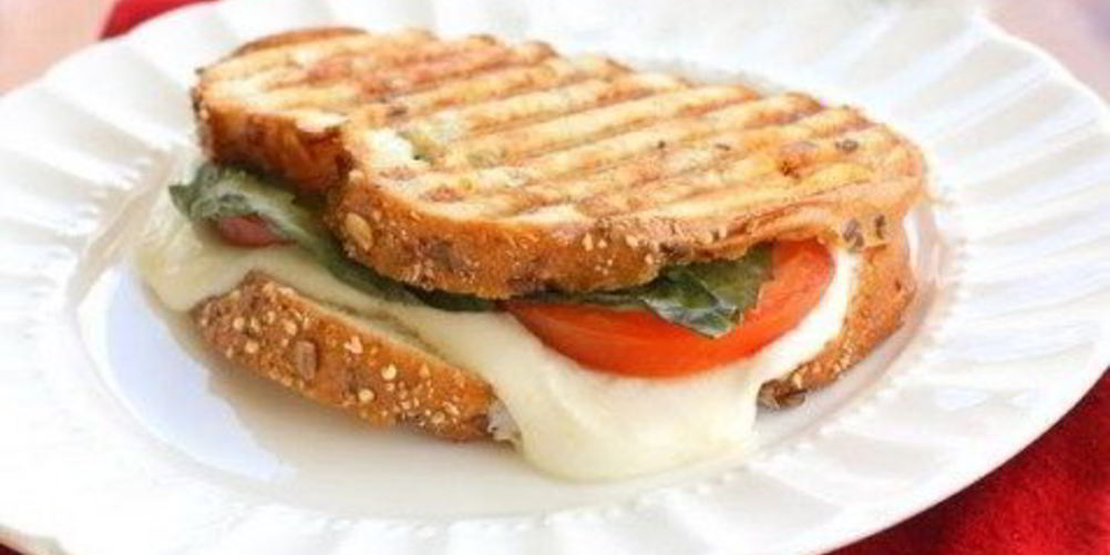 Как приготовить бутерброд капрезе с соусом