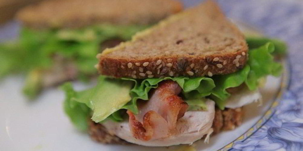 Как приготовить бутерброд с курицей, беконом и авокадо