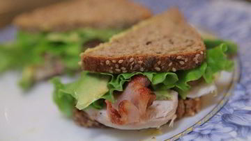 Рецепт Бутерброда с курицей, беконом и авокадо