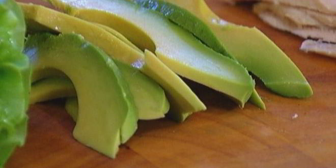 Рецепт бутерброда с курицей, беконом и авокадо