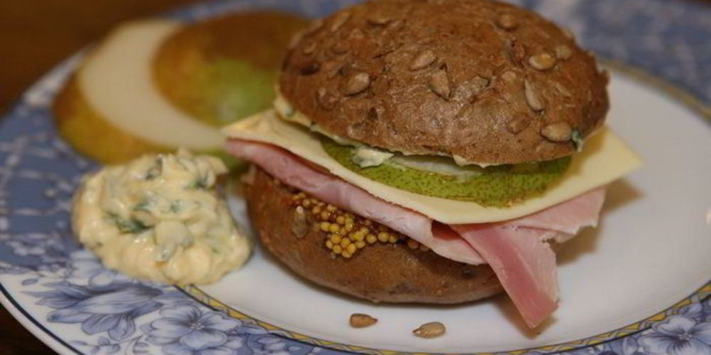 Как приготовить бутерброд с ветчиной, сыром и грушей