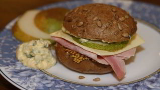 Рецепт Бутерброда с ветчиной, сыром и грушей