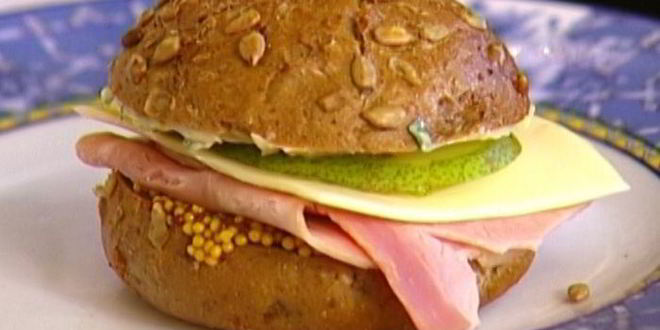 Рецепт бутерброда с ветчиной, сыром и грушей