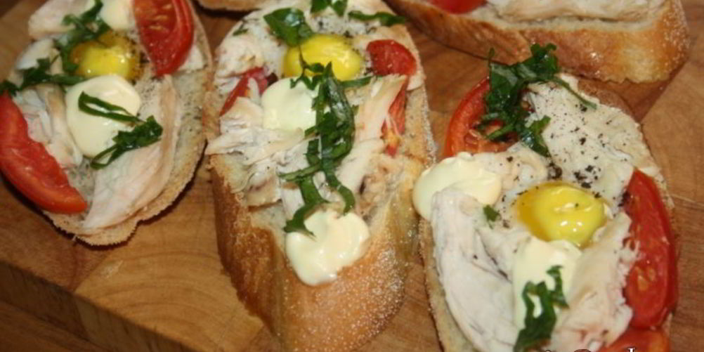 Как приготовить бутерброды для завтрака с куриным филе, помидорами и перепелиными яйцами