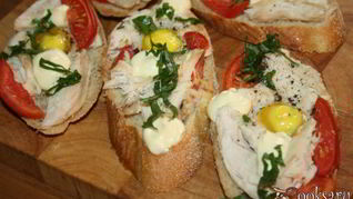 Рецепт Бутербродов для завтрака с куриным филе, помидорами и перепелиными яйцами