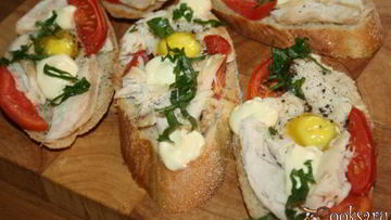 Рецепт Бутербродов для завтрака с куриным филе, помидорами и перепелиными яйцами