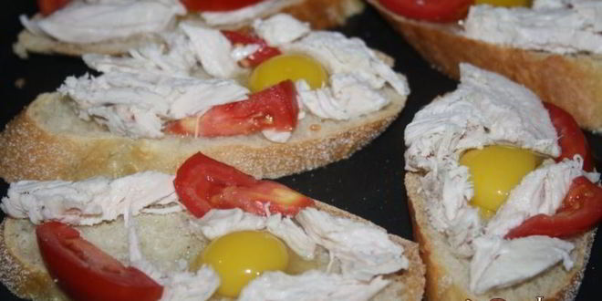 Рецепт бутербродов для завтрака с куриным филе, помидорами и перепелиными яйцами