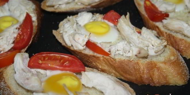 Рецепт бутербродов для завтрака с куриным филе, помидорами и перепелиными яйцами