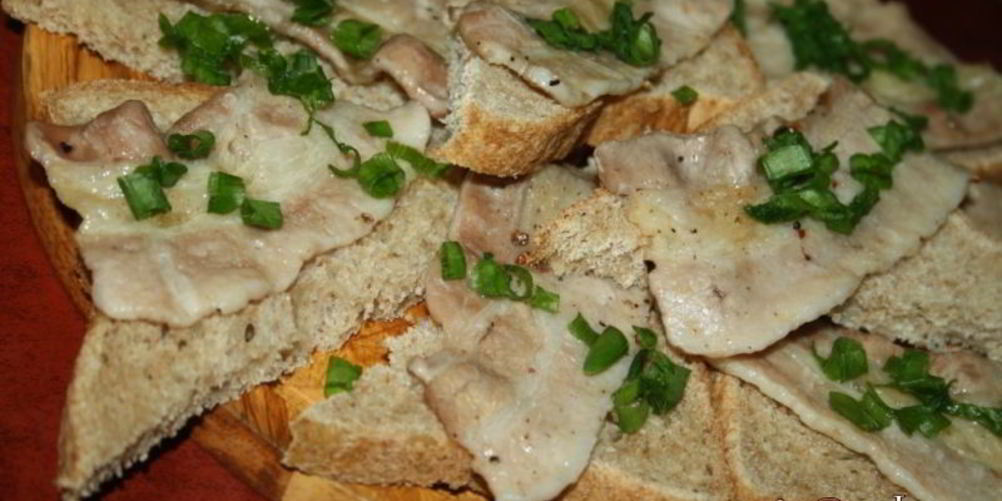 Как приготовить бутерброды с беконом и зеленым луком на мангале