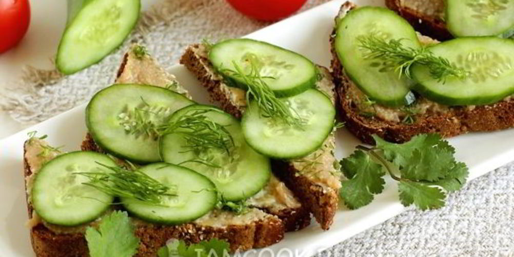 Как приготовить бутерброды с икрой сельди и огурцом
