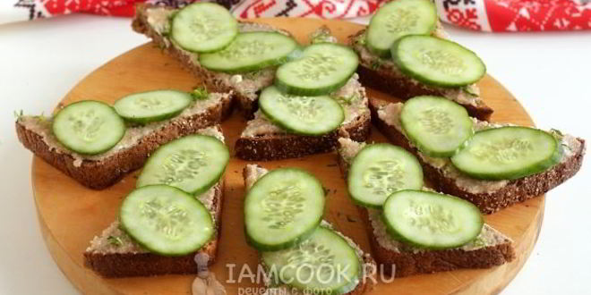 Рецепт бутербродов с икрой сельди и огурцом