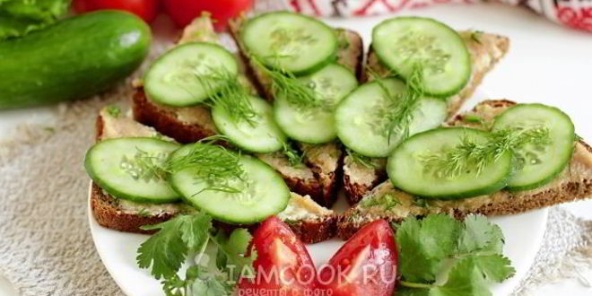 Рецепт бутербродов с икрой сельди и огурцом