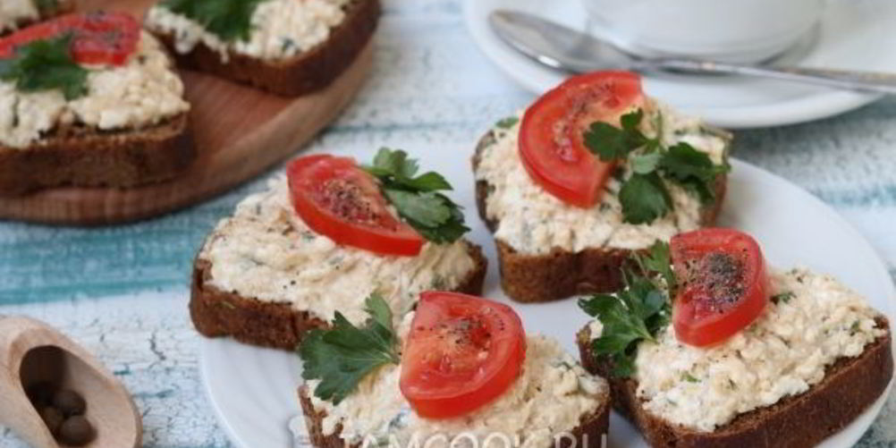 Как приготовить бутерброды с икрой трески, плавленым сыром и помидорами