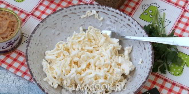 Рецепт бутербродов с икрой трески, плавленым сыром и помидорами