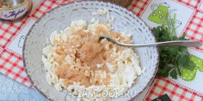 Рецепт бутербродов с икрой трески, плавленым сыром и помидорами