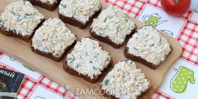 Рецепт бутербродов с икрой трески, плавленым сыром и помидорами