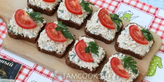 Рецепт бутербродов с икрой трески, плавленым сыром и помидорами