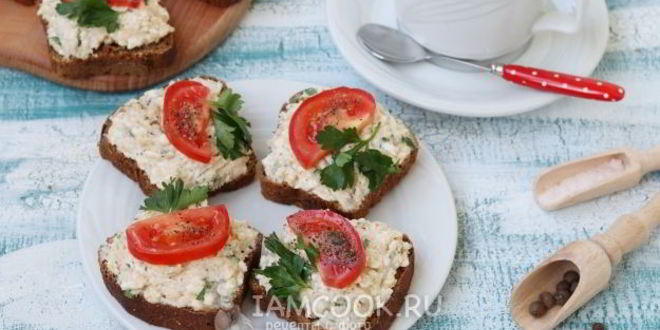 Рецепт бутербродов с икрой трески, плавленым сыром и помидорами