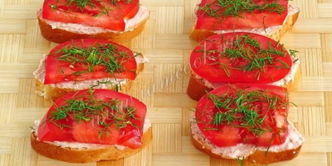 Рецепт бутербродов с куриным паштетом и сыром