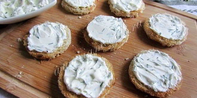 Рецепт бутербродов с огурцом и форелью