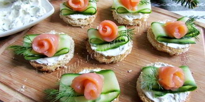 Рецепт бутербродов с огурцом и форелью