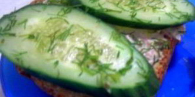 Рецепт бутербродов с паштетом и огурцом