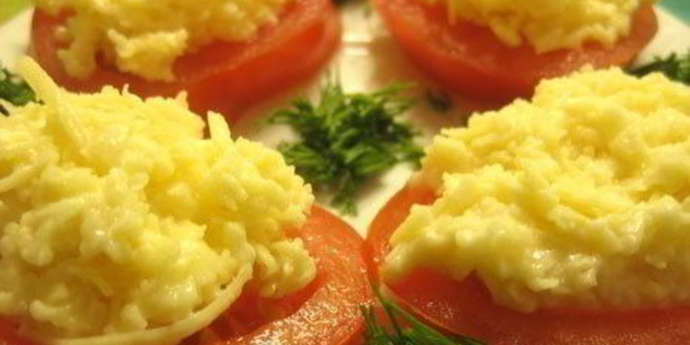 Как приготовить бутерброды с помидорами и сырно-чесночным паштетом