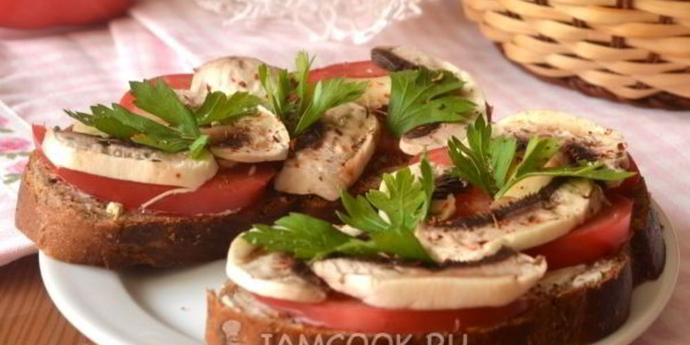 Как приготовить бутерброды с помидорами и сырыми шампиньонами