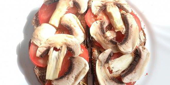 Рецепт бутербродов с помидорами и сырыми шампиньонами