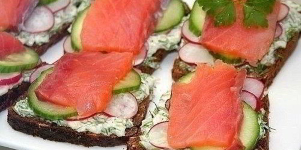 Как приготовить бутерброды с семгой и редисом