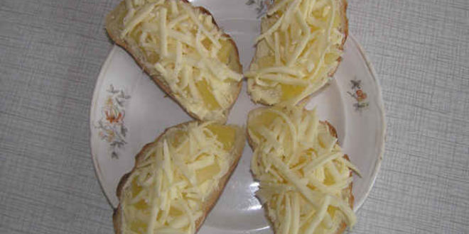 Рецепт бутербродов с сыром и дольками ананаса