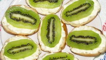 Рецепт Бутербродов с сыром и киви