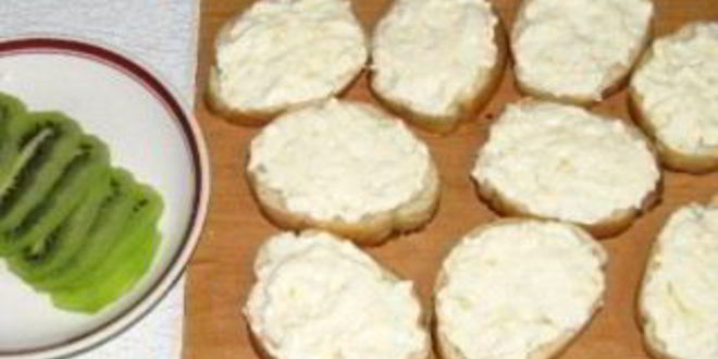 Рецепт бутербродов с сыром и киви