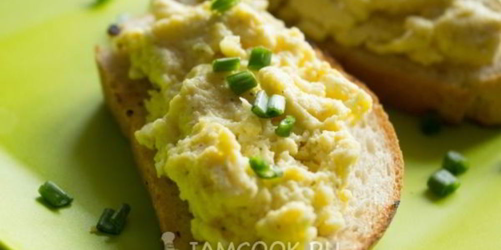 Как приготовить бутерброды с яичницей-болтуньей