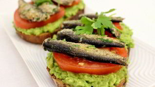 Рецепт Бутербродов со шпротами и авокадо