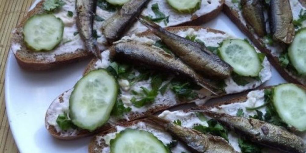 Как приготовить бутерброды со шпротами с черным хлебом и чесноком