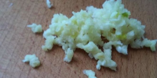 Рецепт бутербродов со шпротами с черным хлебом и чесноком